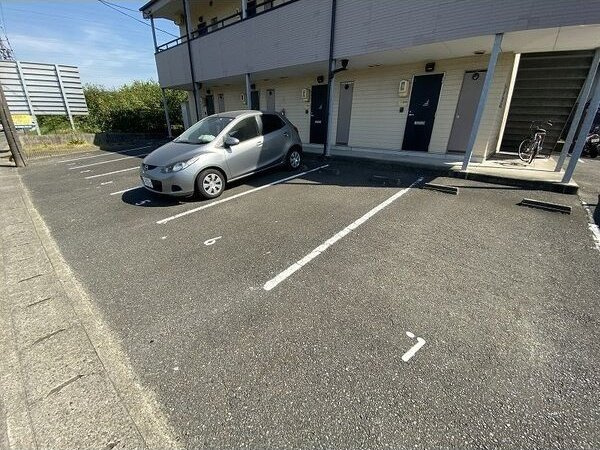 サープラス東郷Ⅱの駐車場