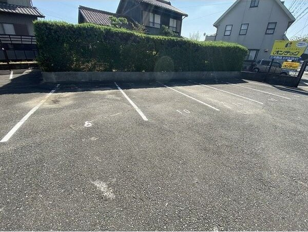 サープラス東郷Ⅱの駐車場