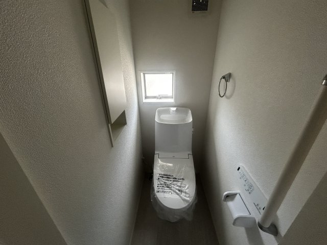 新築　高崎市石原町3期　GRAFARE　2号棟のトイレ|現地写真　節水タイプのウォシュレット付きトイレ、水道料節約に一役買います！
