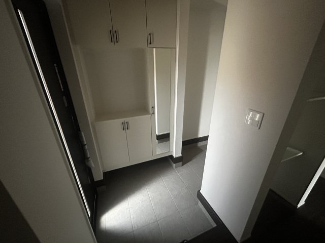 新築　高崎市石原町3期　GRAFARE　2号棟の玄関|現地写真　シューズインクロークと下駄箱があり、かなりの収納量が期待できます！							
