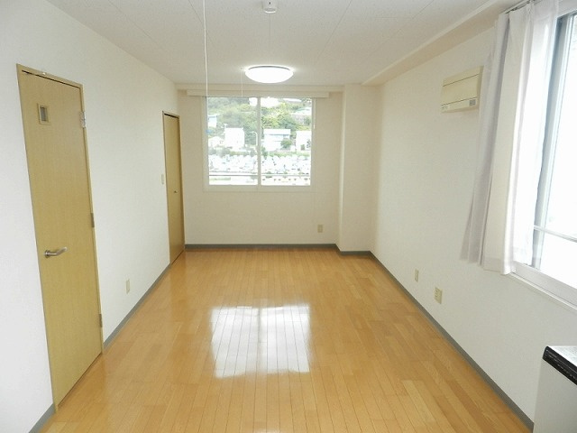 室蘭ナラサキビルの居間・リビング