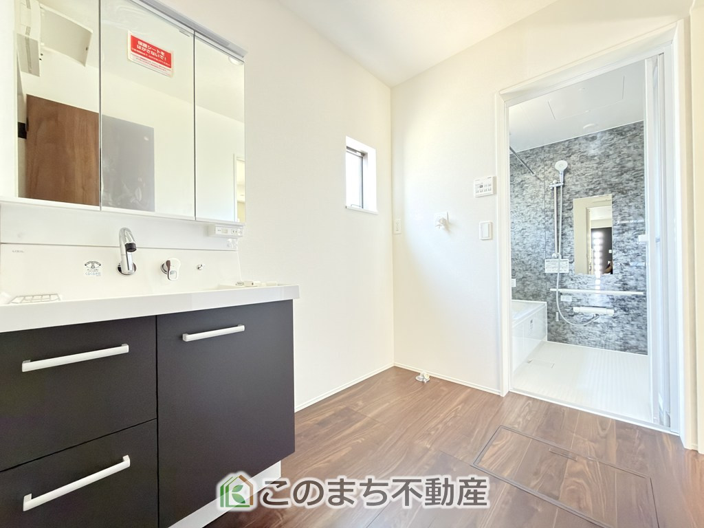 リナージュ那須塩原市豊浦南町25-1期の洗面所|シャンプードレッサーで朝の身支度♪伸びるホースでお掃除も簡単清潔です！
