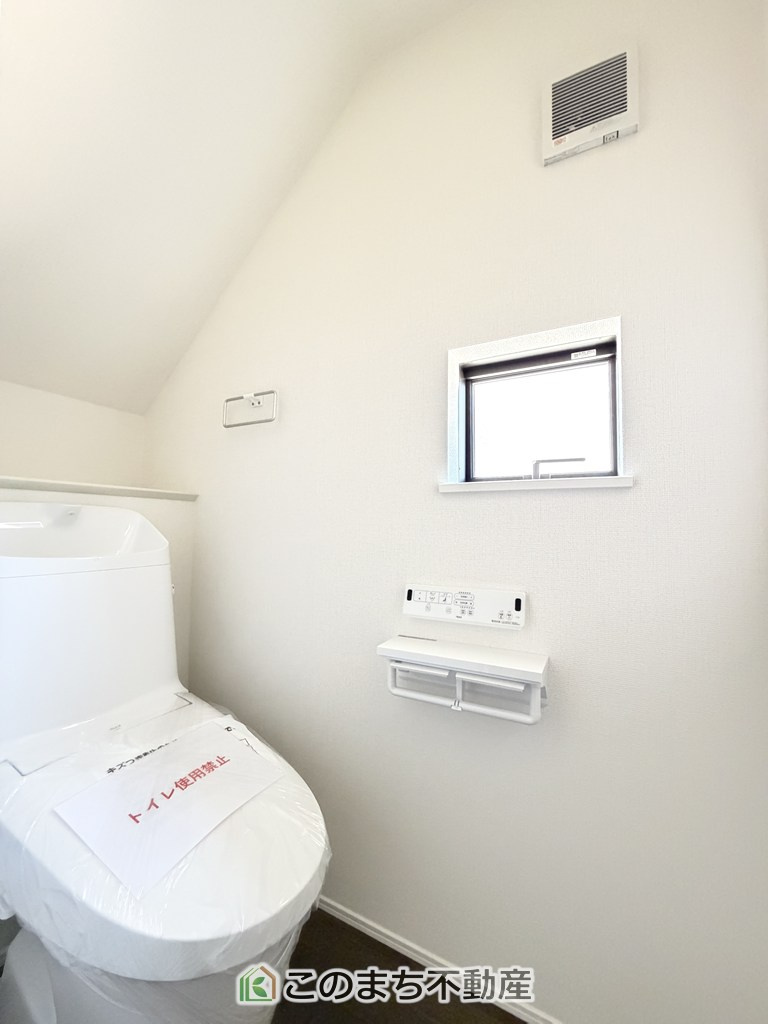 リナージュ那須塩原市豊浦南町25-1期のトイレ|小窓から換気ができて清潔なトイレスペース☆