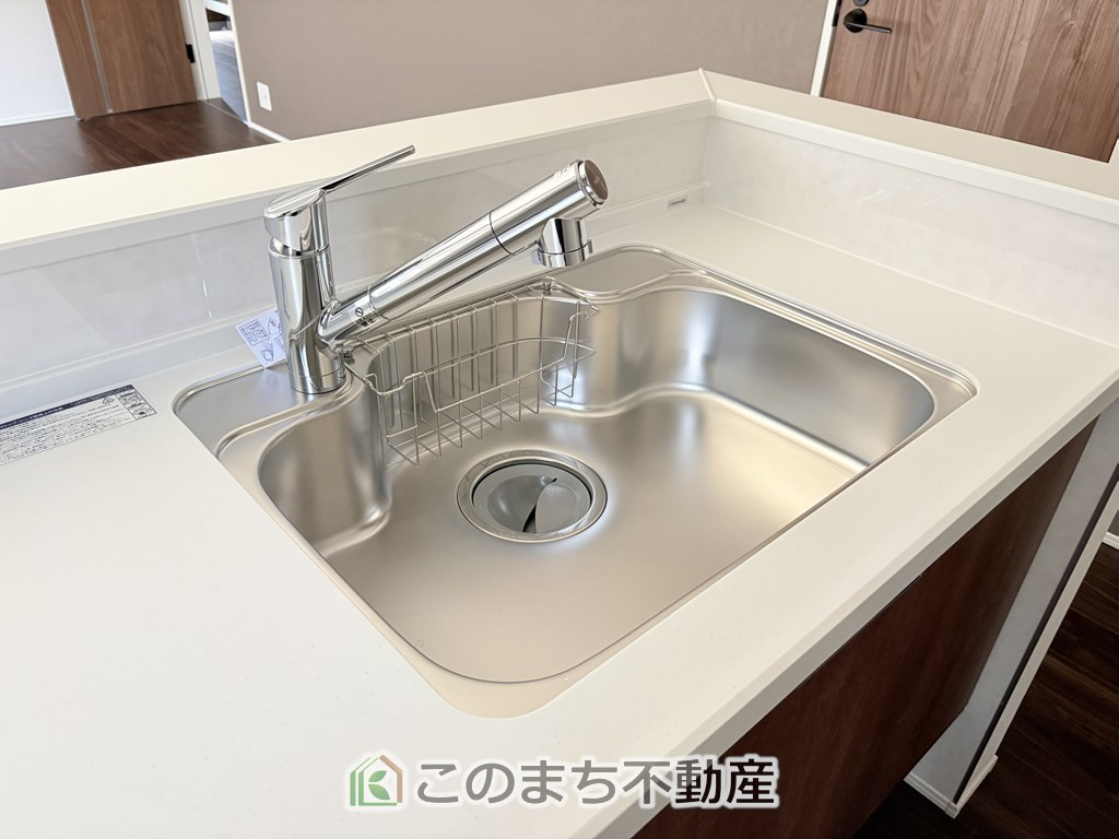 リナージュ那須塩原市豊浦南町25-1期のキッチン|ビルトイン型浄水器を内蔵したキッチン水栓。お米を研いだり、野菜を洗ったりするときなど用途に応じてワンタッチで浄水に切り替えが可能です。カートリッジ式なので、フィルターを簡単に交換する事が出来ます。