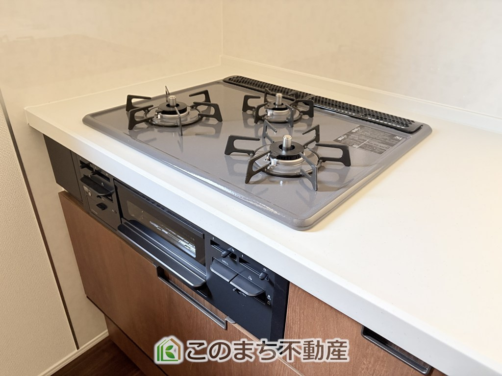 リナージュ那須塩原市豊浦南町25-1期のキッチン|三ツ口コンロ採用で、同時調理もスムーズ◎！お料理を並べられるカウンター付きで、配膳・片付けをサポート！リビングで過ごすご家族とコミュニケーションを楽しみながら作業可能です♪