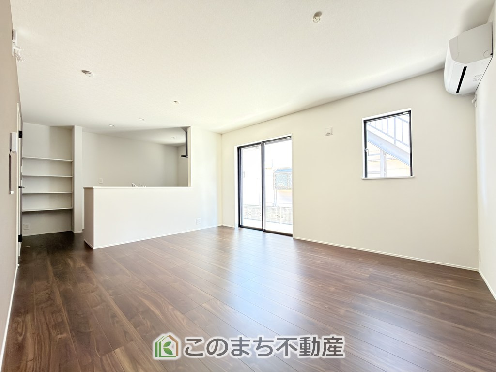 リナージュ那須塩原市豊浦南町25-1期の居間・リビング|開放感のある広々としたリビング☆家族みんなでゆったりくつろげます♪
南側から暖かな日差しが差し込みます♪キッチンからリビングの様子がよく見渡せます☆