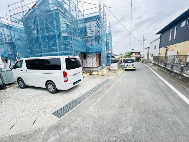 新築　高崎市石原町3期　GRAFARE　4号棟の前面道路含む現地写真|現地写真　北西側接道幅員約4ｍ　南西接道幅員約5ｍ
