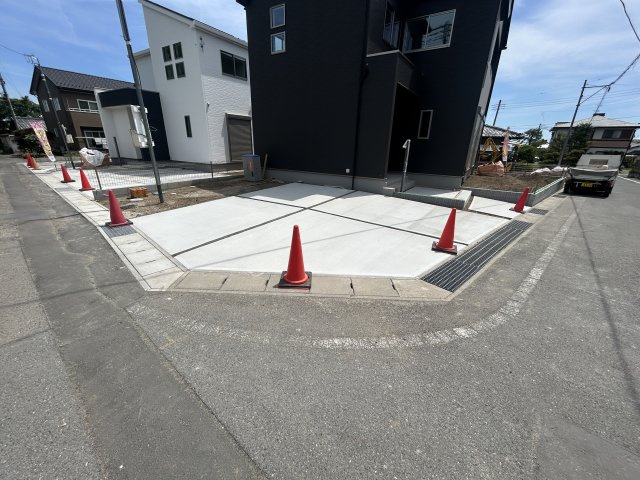 新築　高崎市石原町3期　GRAFARE　4号棟の前面道路含む現地写真|現地写真　北西側接道幅員約4ｍ　南西接道幅員約5ｍ