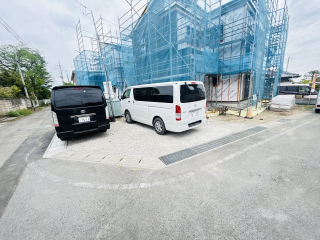 新築　高崎市石原町3期　GRAFARE　4号棟の駐車場|現地写真　駐車スペースは並列3台分可能です！
