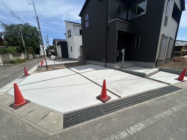 新築　高崎市石原町3期　GRAFARE　4号棟の駐車場|現地写真　駐車スペースは並列3台分可能です！
