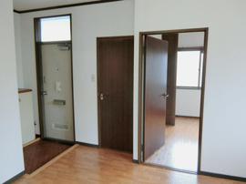 右手の部屋は北側洋室４．５帖