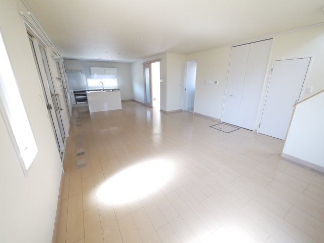 山武市美杉野　中古戸建の居間・リビング|平成25年月築 オール電化太陽光発電２LDKリビング約28帖 セキスイハイム施工軽量鉄骨 駐車2台可
