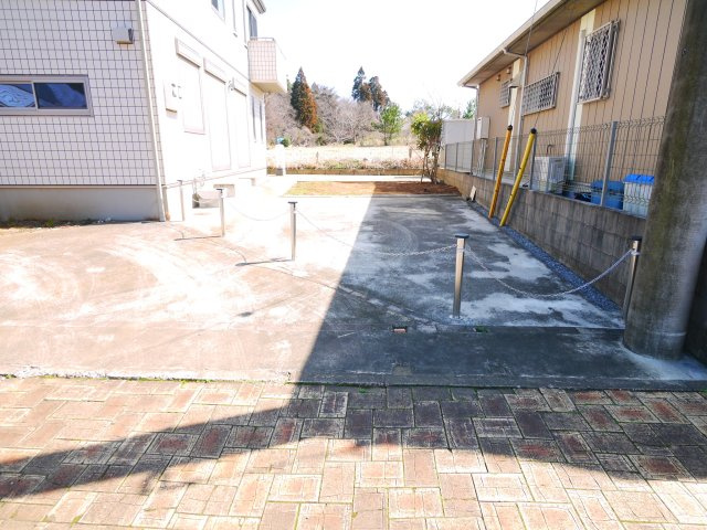 山武市美杉野　中古戸建の駐車場|平成25年月築 オール電化太陽光発電２LDKリビング約28帖 セキスイハイム施工軽量鉄骨 駐車2台可