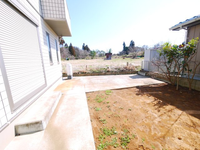 山武市美杉野　中古戸建の庭|平成25年月築 オール電化太陽光発電２LDKリビング約28帖 セキスイハイム施工軽量鉄骨 駐車2台可