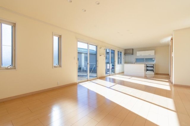 山武市美杉野　中古戸建の居間・リビング|平成25年月築 オール電化太陽光発電２LDKリビング約28帖 セキスイハイム施工軽量鉄骨 駐車2台可