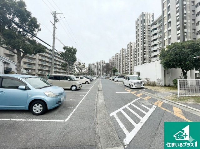 陵南住宅壱号棟の駐車場
