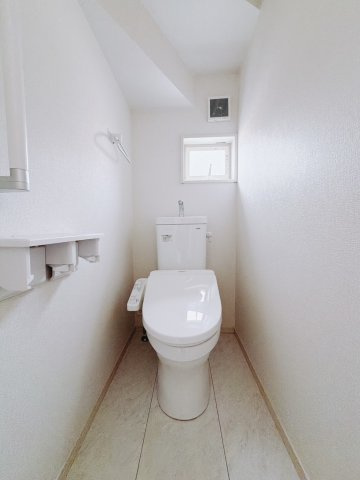 【中古戸建】太田市下浜田町のトイレ|■トイレ｜自然光が入る落ち着いた空間です。ついつい長居してしまいますね♪