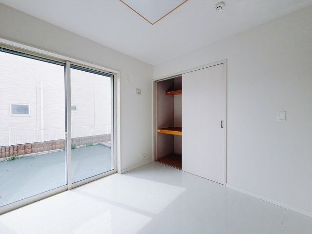 【中古戸建】太田市下浜田町の洋室|■1階洋室｜続き間の洋室はお子様のお昼寝スペースや、洗濯物をたたむのにも便利です。