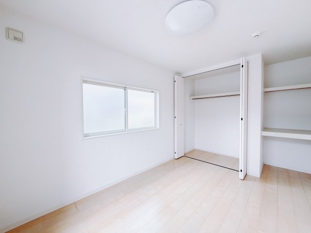 【中古戸建】太田市下浜田町の洋室|■2階洋室｜ナチュラルカラーの床です。模様替えなどとても楽しく工夫できます♪陽当たり、風通しもとても良いので毎日快適な生活スタートです！子供部屋にも良いですね♪