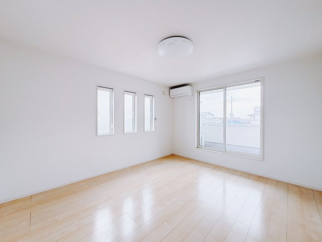 【中古戸建】太田市下浜田町の洋室|■2階洋室｜ベッドやテレビなどの大き目の家具を置いても余裕のある10帖の広々主寝室です♪家事やお仕事にお疲れなパパ・ママがゆっくりと過ごせる空間です♪
