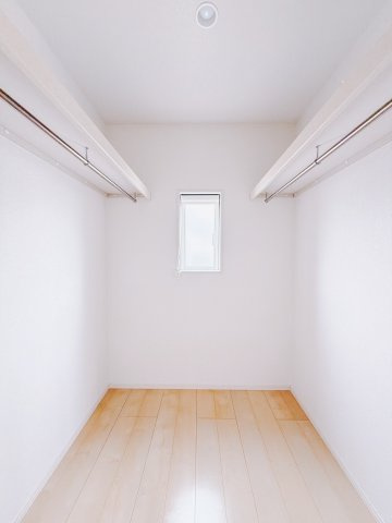 【中古戸建】太田市下浜田町の収納|■WIC｜お洋服はもちろん、使う頻度の少ない家具や小物・場所を取りがちな旅行用のスーツケースなどもしまえます。また、厚手のコートをしまっても充分な広さを堪能できるプランです♪
