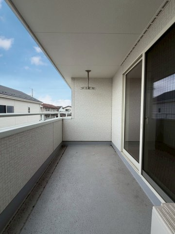 【中古戸建】太田市下浜田町のバルコニー|■バルコニー｜お布団がたくさん干せますね♪バルコニーから入る日差しは暖かく、爽快な朝の目覚めを促してくれます♪洗濯物やお布団を干して太陽の香りを吸い込んだお布団で夜はおやすみください。