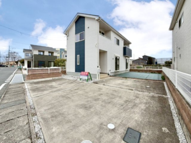【中古戸建】太田市下浜田町の外観|■外観｜広々とした駐車スペースで楽々駐車可能！お買い物後もスムーズにお荷物を運べます♪