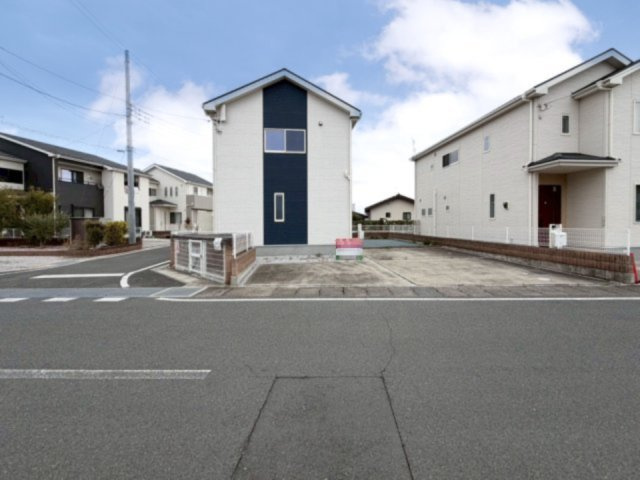 【中古戸建】太田市下浜田町の前面道路含む現地写真|■外観｜角地のため開放的で見渡しが良いです。前面道路が広く見渡しが良いので、車の出入りの際も安全確認バッチリ！
