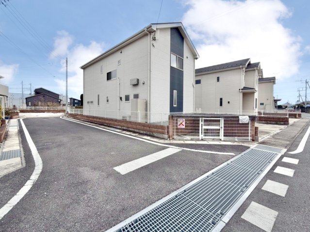 【中古戸建】太田市下浜田町の前面道路含む現地写真|■外観｜特徴のある個性的な住まいと美しい街並み、そして住みやすい環境を、ぜひ現地でご覧になりませんか。お気軽にお問合せください(^^)  