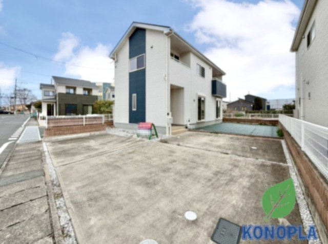 【中古戸建】太田市下浜田町の外観|■外観｜室内の隅まで陽射しが差し込みやすい全居室南向き♪リビングやバルコニーからお子様の遊ぶ姿を見守ることができます。