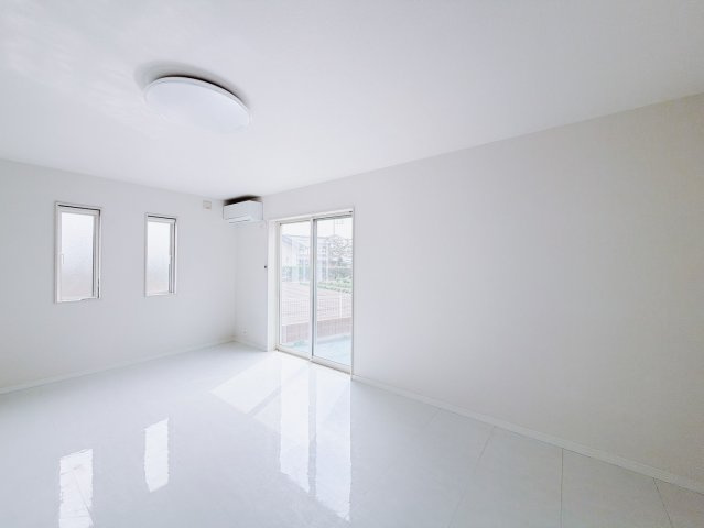【中古戸建】太田市下浜田町の居間・リビング|■リビング｜シンプルな色味のためインテリアや小物で自由にアクセントを加えやすいのが魅力であり、日常の空間をオシャレに見せてくれます。