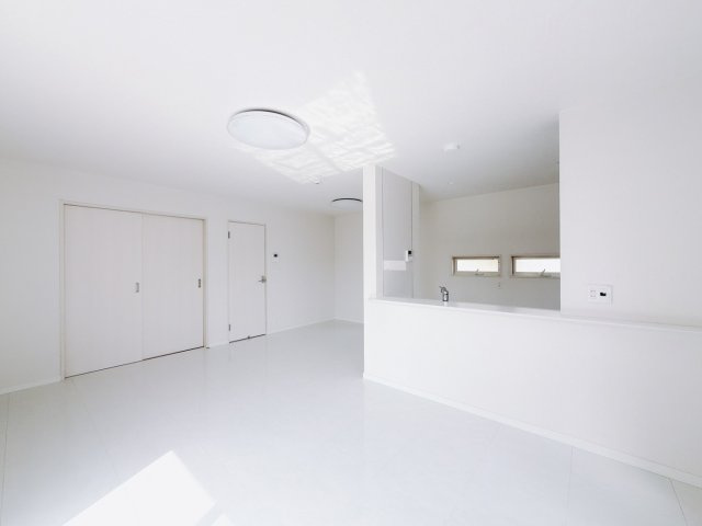 【中古戸建】太田市下浜田町の居間・リビング|■リビング｜白で統一された空間は清潔感があり、上品で落ち着いた雰囲気が演出されます♪