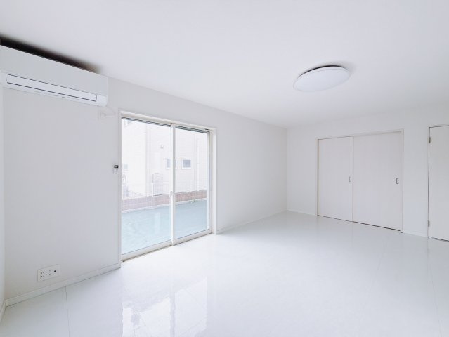 【中古戸建】太田市下浜田町の居間・リビング|■リビング｜時の流れと共に陽射しは装いを変え空間に新たな彩りを与えます。一日中家に居ても飽きることなく過ごすことができる素敵な空間です♪