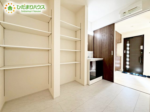 【独立洗面台】 | 城里町石塚15期　新築戸建　2号棟 | ゆったりとした洗面所には物入れを完備！タオルや洗剤をしまえます(^^)/