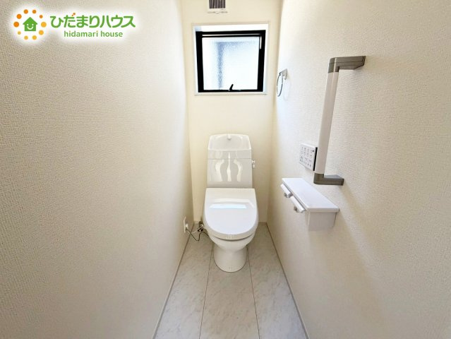 【トイレ】 | 城里町石塚15期　新築戸建　2号棟 | 小窓が付いているので、トイレも明るい空間になっております♪