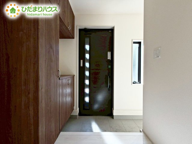 【玄関】 | 城里町石塚15期　新築戸建　2号棟 | 飾り棚としても演出できるコの字型の下駄箱で、お客様を心地よくお迎え♪