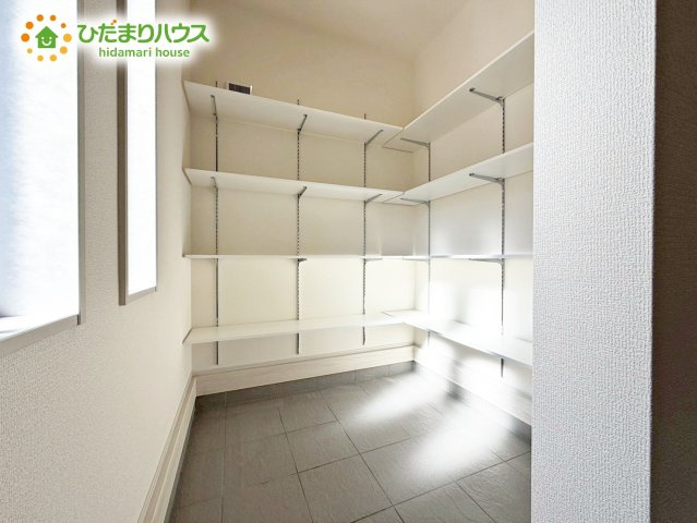 【収納】 | 城里町石塚15期　新築戸建　2号棟 | 土間の玄関シューズクロークならアウトドア用品やベビーカーも土汚れを気にせずスッキリ収納できます。