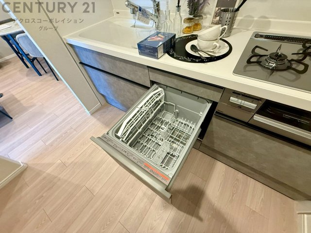 食器洗浄乾燥機は手洗いに比べて時間や労力を節約できます。また、高温のお湯で洗浄されるため、雑菌や細菌を殺菌する効果もあります。さらに、乾燥機能があるため、手で拭く手間も省け衛生的に保管できます。