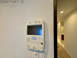 訪問者が来たときにテレビ画面で確認できるため、安心してドアを開けられます。録画機能があるものもあり、留守中に来訪者を記録しておくことができます。利便性が高く、セキュリティ面でも安心です。