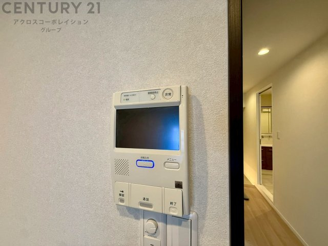 訪問者が来たときにテレビ画面で確認できるため、安心してドアを開けられます。録画機能があるものもあり、留守中に来訪者を記録しておくことができます。利便性が高く、セキュリティ面でも安心です。