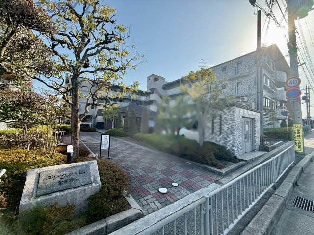阪急山本駅から徒歩5分にあり、梅田へ直通27分でアクセスできる通勤・通学便利な立地です。