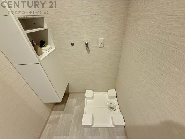洗濯物の仕分け作業がしやすく、整理整頓が容易になります。洗濯音や湿気を他の部屋に持ち込まず、生活環境を快適に保ちます。上部を活用すれば収納スペースを確保でき洗剤や洗濯用品の整理もしやすくなります。