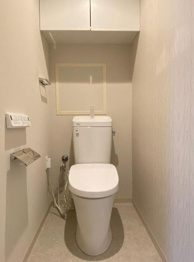 温水洗浄便座付トイレは温水洗浄機能により、暖かい水でおしりを洗浄することができ、冷たい水を使う従来の便座に比べ、温水洗浄機能で暖かいトイレを提供し、快適な使用を可能にします。