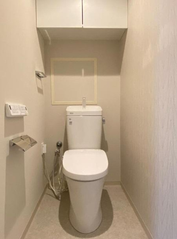 温水洗浄便座付トイレは温水洗浄機能により、暖かい水でおしりを洗浄することができ、冷たい水を使う従来の便座に比べ、温水洗浄機能で暖かいトイレを提供し、快適な使用を可能にします。