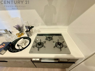 多数の調理器具を同時に使用でき、料理の効率化が可能。省エネで節約になり、様々な料理スタイルに適応できます。また、火力調整が独立しており、手入れや掃除もしやすく、今よりもっとお料理が楽しくなるかも。