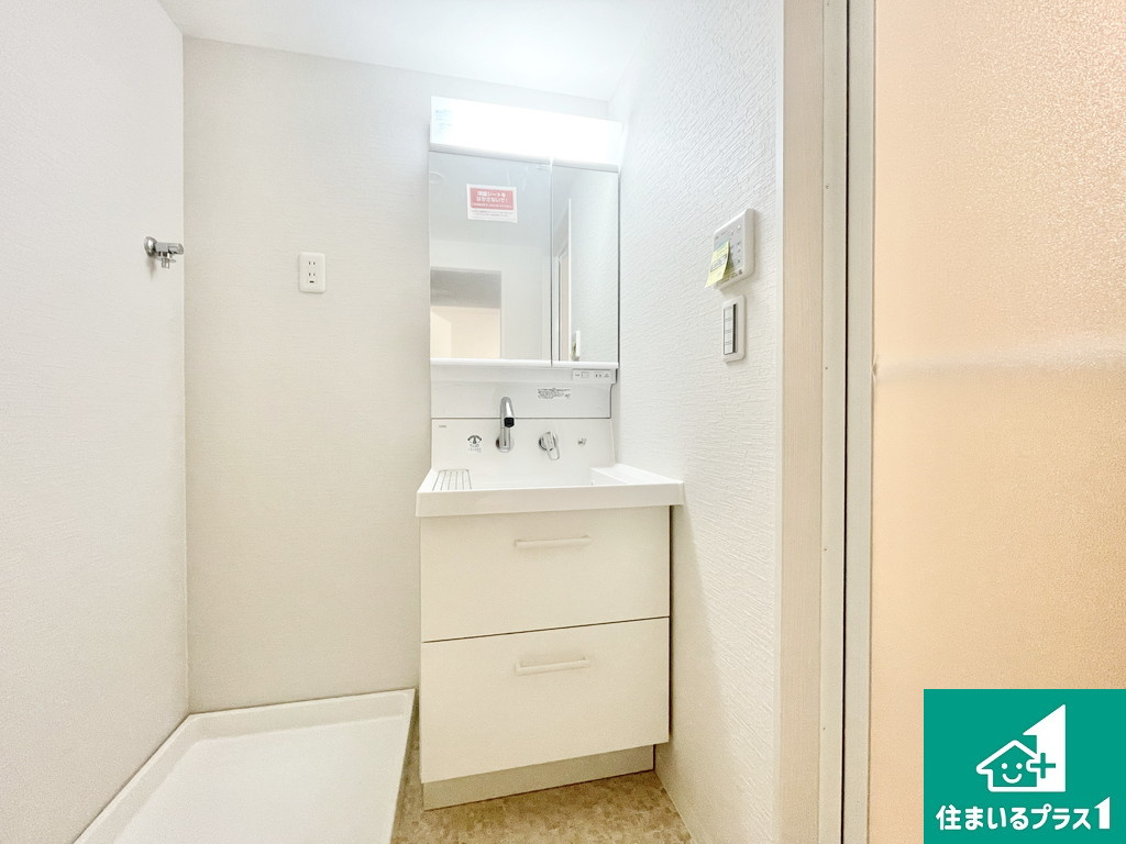 エバーグリーン金岡四号棟の独立洗面台|ハンドシャワー付！洗顔もシャンプーもラクラク！白を基調とした清潔感のある温水シャワー付洗面化粧台！【現地写真】