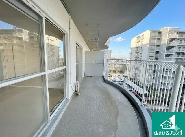 エバーグリーン金岡四号棟のバルコニー|南向きの日当たりのよいバルコニー！奥行きもあり、洗濯や趣味も快適に！【現地写真】