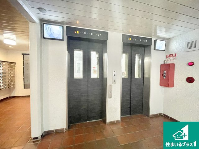 エバーグリーン金岡四号棟のエントランス|エレベーターが２基あるので混雑も回避！ゆとりある暮らしを叶えます！【現地写真】