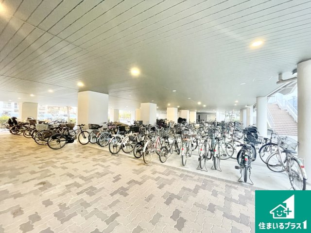エバーグリーン金岡四号棟のその他|建物間の大きな空間は駐輪場スペースになっております！【現地写真】
