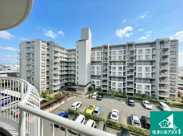 エバーグリーン金岡四号棟の展望|前面棟との間に大型の駐車場があり、中高層階につき日当たり・通風も良好！【現地写真】